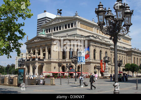 (Afp) - La photo du 13 juillet 2005 montre l'ancien opéra (Alte Oper) à Francfort, Allemagne. Photo : Heiko Wolfraum Banque D'Images