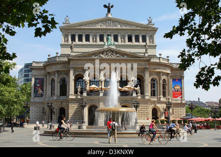 (Afp) - La photo du 13 juillet 2005 montre l'ancien opéra (Alte Oper) à Francfort, Allemagne. Photo : Heiko Wolfraum Banque D'Images