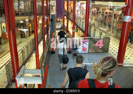 (Afp) - La photo du 13 juillet 2005 montre aux clients au 'Zeilgalerie' shopping mall à Francfort-sur-Main, Allemagne. Photo : Heiko Wolfraum Banque D'Images