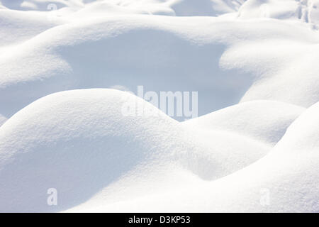 La texture de la neige blanche avec des formes irrégulières Banque D'Images