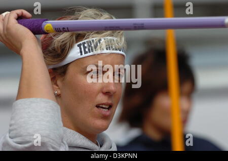 (Afp) - L'Allemand Steffi Nerius est photographié à la qualification du javelot lors de la 10e Championnats du monde d'athlétisme de l'IAAF à Helsinki, Finlande, vendredi, 12 août 2005. Photo : ARNE DEDERT Banque D'Images