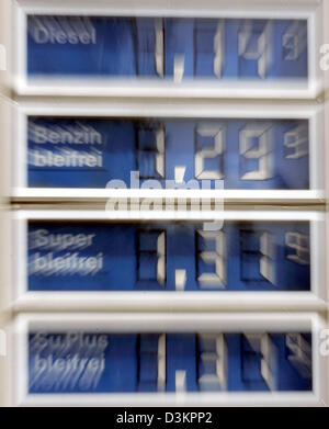 (Afp) - Une photo montre une liste de prix de l'essence à une station service à Munich, Allemagne, vendredi, 12 août 2005. Prix de l'essence ont augmenté à un nouveau niveau record à pertol autour des stations de l'Allemagne. Les conducteurs de voiture ont maintenant à payer en moyenne 1,31 euros par litre Super Premium et l'essence sans plomb, qui dépasse le cadre de référence pour les prix de l'essence moyenne 1,30 euros. A l'essence diesel Banque D'Images