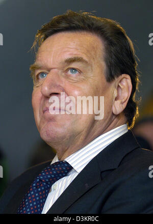 (Afp) - Le Chancelier allemand Gerhard Schroeder, représenté à Mainz, Allemagne, 17 août 2005. Schroeder a effectué une visite d'une journée l'Etat allemand de Rhénanie-Palatinat. Photo : Christine Kokot Banque D'Images