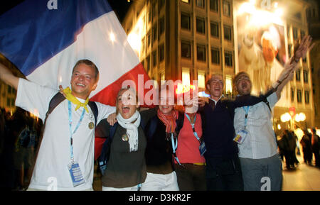 (Afp) - pèlerins français célébrer au cours de la 20e Journée mondiale de la jeunesse en face de la cathédrale de Cologne, Allemagne, 18 août 2005. Dans l'arrière montre une bannière le portrait du Pape Benoît XVI. Environ un million de jeunes de 193 pays sont attendus pour la 20e Journée mondiale de la Jeunesse de Cologne jusqu'au 21 août 2005. Photo : Patrick Seeger Banque D'Images