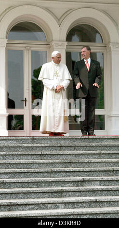 (Afp) Le Pape Benoît XVI se trouve à côté du président allemand Horst Koehler (R) sur l'escalier en face de la Villa Hammerschmidt à Bonn, en Allemagne, vendredi, 19 août 2005. Quatre mois après son élection, le chef de l'église catholique visites l'Allemagne à l'occasion de la XX Journée Mondiale de la jeunesse du 15 août 2005 au 21 août 2005 pour son premier voyage officiel.Photo : David Heck Banque D'Images