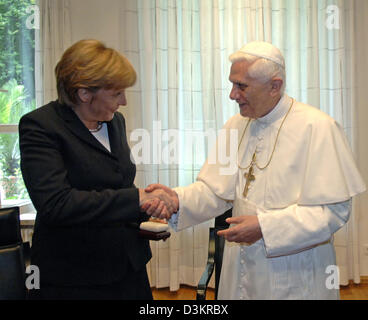 (Afp) - Le pape Benoît XVI salue Présidente de la CDU, Angela Merkel, lors de la 20e Journée mondiale de la jeunesse à la maison de l'archevêque de Cologne, Allemagne, 20 août 2005. Aujourd'hui, le chef de l'Eglise catholique a rencontré plusieurs hommes politiques de position haute pour les audiences privées, chancelier fédéral Schroeder (R) et son épouse Doris Schroeder-Koepf ainsi que le président de l'Bundest Banque D'Images