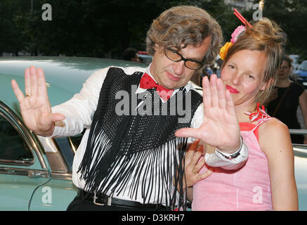 (Afp) - Le réalisateur allemand Wim Wenders (L) arrive avec son épouse Donata à la première de son film 'ne viennent frapper' au cinéma 'International' à Berlin, Allemagne, 22 août 2005. L'histoire sur le voyage d'un cow-boy sac movie star dans son propre passé commence dans les salles allemandes le 25 août. Banque D'Images