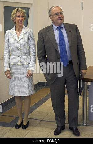 (Afp) - L'ambassadeur des Etats-Unis en Allemagne désigné William Robert Timken jr. et sa femme Susan arrivent à l'aéroport international de Berlin-Tegel, Germisay, mercredi 24 août 2005. 66-year-old Timken est un homme d'affaires, marié et père de six enfants et sept petits-enfants. Photo : Grimm par les pairs Banque D'Images