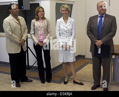 (Afp) - L'ambassadeur des Etats-Unis en Allemagne désigné William Robert jr Timken. arrive ainsi que son épouse Susan, sa fille Frances M. Karsh et son fils Henry H. 'Kurt' à l'aéroport international de Berlin-Tegel, Germisay, mercredi 24 août 2005. 66-year-old Timken est un homme d'affaires, marié et père de six enfants et sept petits-enfants. Photo : Grimm par les pairs Banque D'Images