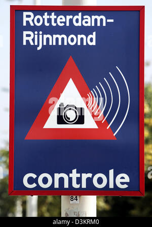 (Afp) - l'image montre un signe d'alerte et d'information indique que le radar de contrôle de vitesse à Rotterdam, Pays-Bas, le 17 août 2005. Photo : Frank May Banque D'Images