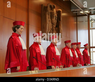 (Afp) - (L) de l'image montre le deuxième sénat de la Cour constitutionnelle fédérale Gertrude Luebbe-Wolff, Siegfried Bross, Udo Di Fabio, Winfried Hassemer, Hans-Joachim Jentsch, Rudolf Mellinghoff et Michael Gerhardt annonçant le jugement sur l'élection fédérale à Karlsruhe, Allemagne, le jeudi 25 août 2005. Le deuxième sénat de la plus haute juridiction allemande a rejeté la c Banque D'Images