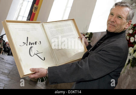 (Afp) - L'auteur israélien Amos Oz montre son prix Goethe dans la Paulskirche à Francfort, Allemagne, le dimanche 28 août 2005. 66-year-old Oz a reçu le prix Goethe de la ville de Frankfort doté de 50 000 euros pour sa diversité thématique et sa virtuosité stilistic qui fait de lui l'un des plus importants auteurs de la présente. Photo : Frank May Banque D'Images