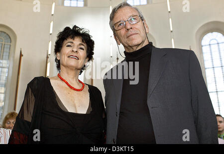 (Afp) - L'auteur israélien Amos Oz se distingue avec son épouse Nily au début de la cérémonie de remise du prix Goethe dans la Paulskirche à Francfort, Allemagne, le dimanche 28 août 2005. 66-year-old Oz a reçu le prix Goethe de la ville de Frankfort doté de 50 000 euros pour sa diversité thématique et sa virtuosité stilistic qui fait de lui l'un des plus importants auteurs de la présente. Ph Banque D'Images