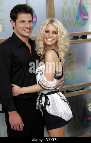 (Afp) - La chanteuse Jessica Simpson et son mari Nick Lachey posent pour les photographes au MTV Video Music Awards 2005 qui a eu lieu à l'American Airlines Arena dans le centre-ville de Miami, USA, dimanche 28 août 2005. Photo : Hubert Boesl Banque D'Images