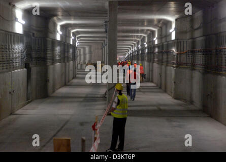 (Afp) - l'image montre le site de construction de la ligne de métro U 55 à l'avenir de la station centrale Pariser Platz à Berlin, Allemagne, le mardi 30 août 2005. La place en face de la porte de Brandebourg est d'être terminé pour le Championnat du Monde de Football 2006. Les touristes et les amateurs de soccer sera alors en mesure de rendre directement de la gare centrale du Reichstag et Brandenbur Banque D'Images