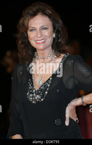 (Afp) - L'actrice française Jacqueline Bisset arrive pour la première de son nouveau film 'l'art de l'amour-Mine Haha' par directeur britannique John Irvin au Lido de Venise en Italie, le mercredi 31 août 2005. Le film est à cours de compétition au 62e festival du film de Venise. Photo : Hubert Boesl Banque D'Images