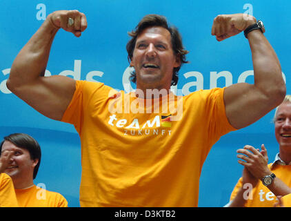 (Afp) - L'acteur allemand Ralf Moeller (C) sourire alors qu'il dévoile ses muscles parmi un cercle de jeunes membres de l'équipe "Zukunft" (l'avenir de l'équipe), l'équipe de soutien à la campagne de la CDU pour la prochaine élection du Bundestag allemand, à Berlin, vendredi, 02 septembre 2005. La star hollywoodienne a été accueilli en tant que nouveau membre de l'équipe. Photo : Tim Brakemeier Banque D'Images