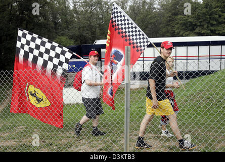 (Afp) - des fans de Ferrari à pied le long de la voie au cours de la première session de formation à la voie du Grand Prix d'Italie à Monza, Italie, le vendredi 02 septembre 2005. Le Grand Prix d'Italie a lieu à Monza le dimanche 04 septembre. Foto : Gero Breloer Banque D'Images