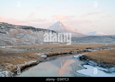 La lumière du matin sur une montagne reflète dans l'eau en Islande Banque D'Images