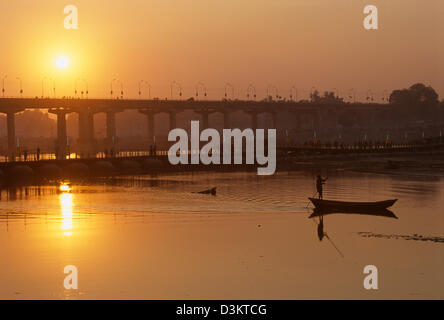 Bateau pôles au-delà de la Grand Trunk Road Bridge au coucher du soleil, Maha Kumbh Mela 2001, Allahabad, Uttar Pradesh, Inde