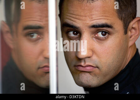 (Afp) - pilote de Formule 1 colombien Juan Pablo Montoya de McLaren Mercedes se reflète dans un miroir mural au cours de la troisième session d'essais à la Formule Un seul circuit de Monza, Italie, samedi 03 septembre 2005. Le Grand Prix d'Italie aura lieu à Monza le dimanche 04 septembre. Foto : Gero Breloer Banque D'Images