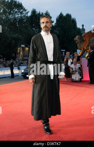 (Afp) - L'acteur britannique Jeremy Irons sourit à la premiere de l'événement 'Casanova' au 62ème Festival International du Film de Venise, Italie, 3 septembre 2005. Photo : Hubert Boesl Banque D'Images