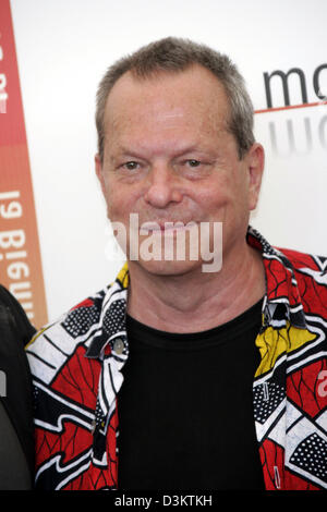 (Afp) - Directeur britannique Terry Gilliam sourit à la premiere de l'événement "Les frères Grimm" au Festival International du Film à Venise, Italie, 3 septembre 2005. Photo : Hubert Boesl Banque D'Images