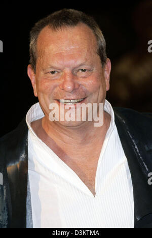 (Afp) - Directeur britannique Terry Gilliam sourit à la première du film de l'événement "Les frères Grimm" au 62ème Festival International du Film de Venise, Italie, 3 septembre 2005. Photo : Hubert Boesl Banque D'Images