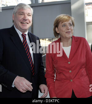 (Afp) - Le candidat de chancelier et présidente de l'Union chrétienne-démocrate (CDU) Angela Merkel rencontre le président de l'Association allemande des syndicats (DGB), Michael Sommer à Berlin, mardi, 06 septembre 2005. Plus tard, Merkel et Sommer s'est entretenu avec les présidents des syndicats membres de la DGB dans le DGB siège. Photo : Grimm par les pairs Banque D'Images