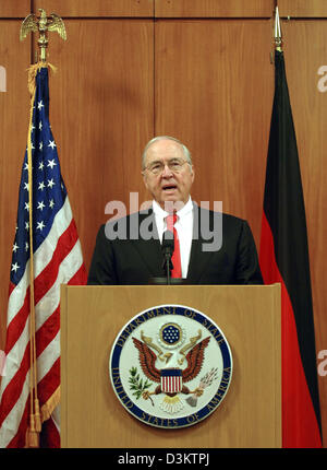 (Afp) - William Timken, le nouvel ambassadeur des Etats-Unis à l'Allemagne, prend la parole lors d'une conférence de presse à Berlin, le 06 septembre 2005. Timken, un entrepreneur de l'état américain de l'Ohio, a été le représentant américain en Allemagne depuis le 15 août 2005. Photo : Tim Brakemeier Banque D'Images