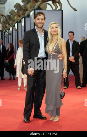 (Afp) - L'acteur Russell Crowe et sa femme Danielle Spencer sont illustrés lors de la présentation du film 'Cinderella Man' au cours de la 62e Festival International du Film inVenice, Italie, 05 septembre 2005. Photo : Hubert Boesl Banque D'Images