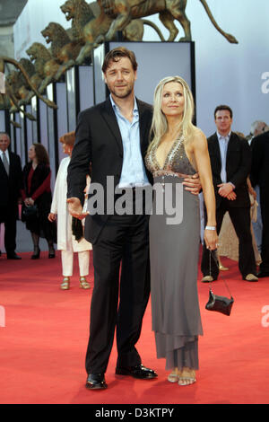 (Afp) - L'acteur Russell Crowe et sa femme Danielle Spencer sont illustrés lors de la présentation du film 'Cinderella Man' au cours de la 62e Festival International du Film inVenice, Italie, 05 septembre 2005. Photo : Hubert Boesl Banque D'Images