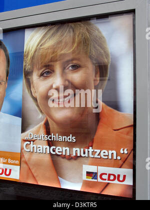 (Afp) - Angela Merkel, présidente du Parti chrétien démocrate (CDU) et son parti candidat à la chancellerie en Allemagne, est en vedette sur une affiche électorale de la CDU, qui se lit 'Utiliser l'Allemagne perspectives", avant des élections générales pour le Bundestag allemand, le Parlement européen, le 18 septembre 2005, que l'on voit dans l'état de Rhénanie du Nord-Westphalie, Allemagne, le 23 août Banque D'Images