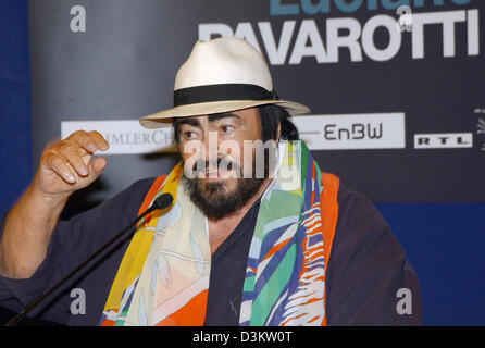 (Afp) - Le célèbre ténor italien Luciano Pavarotti sourire alors qu'il assiste à une conférence de presse à Düsseldorf, Allemagne, samedi, 10 septembre 2005. Pavarotti va effectuer en deux concerts en Allemagne et qui sont 'une nuit pour se souvenir", pour célébrer son départ à la retraite de stades allemands. Les concerts ont lieu à Düsseldorf le 11 septembre 2005 et à Stuttgart le 14 octobre 2005. L Banque D'Images