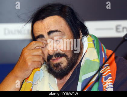 (Afp) - Le célèbre ténor italien Luciano Pavarotti frotte son oeil qu'il assiste à une conférence de presse à Düsseldorf, Allemagne, samedi, 10 septembre 2005. Pavarotti va effectuer en deux concerts en Allemagne et qui sont 'une nuit pour se souvenir", pour célébrer son départ à la retraite de stades allemands. Les concerts ont lieu à Düsseldorf le 11 septembre 2005 et à Stuttgart le 14 octobre 2005 Banque D'Images