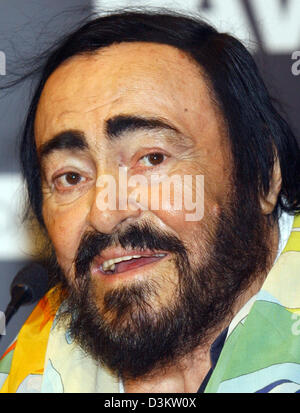 (Afp) - Le célèbre ténor italien Luciano Pavarotti assiste à une conférence de presse à Düsseldorf, Allemagne, samedi, 10 septembre 2005. Pavarotti va effectuer en deux concerts en Allemagne et qui sont 'une nuit pour se souvenir", pour célébrer son départ à la retraite de stades allemands. Les concerts ont lieu à Düsseldorf le 11 septembre 2005 et à Stuttgart le 14 octobre 2005. Les concerts sont Banque D'Images