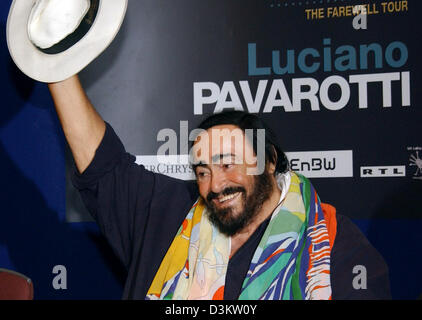 (Afp) - Le célèbre ténor italien Luciano Pavarotti vagues son chapeau et sourire alors qu'il assiste à une conférence de presse à Düsseldorf, Allemagne, samedi, 10 septembre 2005. Pavarotti va effectuer en deux concerts en Allemagne et qui sont 'une nuit pour se souvenir", pour célébrer son départ à la retraite de stades allemands. Les concerts ont lieu à Düsseldorf le 11 septembre 2005 à Stuttgart les 14 et Banque D'Images