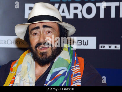 (Afp) - Le célèbre ténor italien Luciano Pavarotti sourire alors qu'il assiste à une conférence de presse à Düsseldorf, Allemagne, samedi, 10 septembre 2005. Pavarotti va effectuer en deux concerts en Allemagne et qui sont 'une nuit pour se souvenir", pour célébrer son départ à la retraite de stades allemands. Les concerts ont lieu à Düsseldorf le 11 septembre 2005 et à Stuttgart le 14 octobre 2005. L Banque D'Images