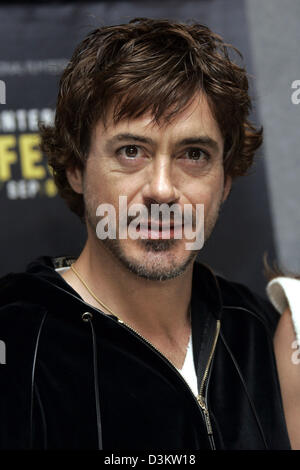 (Afp) - L'acteur américain Robert Downey jr arrive pour la première de son nouveau film "Kiss, Kiss, Bang, Bang" à la 30e Festival International du Film de Toronto, Canada, 09 septembre 2005. Photo Hubert Boesl Banque D'Images