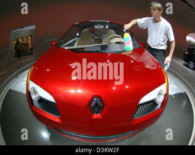 (Afp) - un technicien soigneusement reprend le dernier des particules de poussière sur le véhicule de marque Renault 'Zoe' à l'Exposition internationale de l'Automobile (IAA) à Francfort, Allemagne, le dimanche 11 septembre 2005. La 61ème IAA vous ouvre ses portes pour les professionnels le lundi 12 août 2005 et sera officiellement ouvert pour le grand public par le chancelier Gerhard Schroeder, le mardi 13 septembre 2005 Banque D'Images