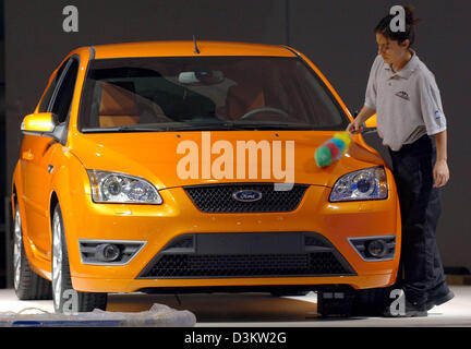 (Afp) - une femme prend soigneusement les dernières particules de poussière d'une Ford à l'Exposition internationale de l'Automobile (IAA) à Francfort, Allemagne, le dimanche 11 septembre 2005. La 61ème IAA vous ouvre ses portes pour les professionnels le lundi 12 août 2005 et sera officiellement ouvert pour le grand public par le chancelier Gerhard Schroeder, le mardi 13 septembre 2005. Le salon devrait attirer Banque D'Images