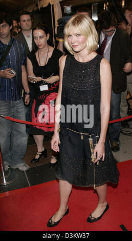 (Afp) - L'actrice Kirsten Dunst est photographié à la première du film "Elizabethtown" au 30e Festival du film à Toronto, samedi, 10 septembre 2005. Photo : Hubert Boesl Banque D'Images