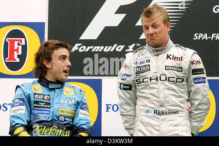 (Dpa) - Finlandais Kimi Raikkonen de McLaren Mercedes et l'Espagnol Fernando Alonso (L) de parler de Renault sur le podium après le Grand Prix de Belgique à la F1 Grand Prix circuit de course de Spa-Francorchamps en Belgique, dimanche, 11 septembre 2005. Kimi Raikkonen a remporté devant Fernando Alonso et Jenson Button. Foto : Gero Breloer Banque D'Images