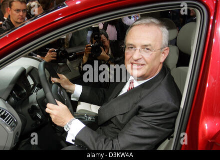 (Afp) - l'image montre Audi AG président Martin Winterkorn au volant de la nouvelle "Q7 TDI quattro' à la 61e International Motor Show (IAA) à Francfort, Allemagne, le lundi 12 septembre 2005. L'IAA est le plus complet de l'ensemble de l'émission automobile Industrie avec près de 1 000 exposants de 44 pays. Les organisateurs du salon attendent un million de visiteurs. Banque D'Images