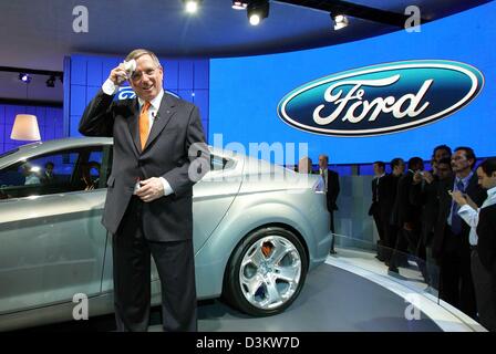 (Afp) - Lewis Booth, chef de la division européenne de Ford essuie son front au cours de l'presentnation de Ford's nouveau coupé concept 'étude Iosis' lors de la 61e International Motor Show (IAA) à Francfort-sur-Main, Allemagne, mardi, 13 septembre 2005. L'AAI se poursuit jusqu'au 25 septembre et les organisateurs s'attendent à ce que près d'un million de visiteurs. Près de 1 000 exposants de 44 pays présents e Banque D'Images
