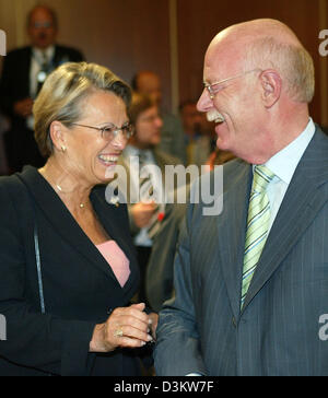 (Afp) - Le ministre allemand de la défense Peter Struck (SPD) parle à la ministre française de la Défense Michèle Alliot-Marie (L) au début de la conférence de l'OTAN à Berlin, mardi, 13 septembre 2005. Les ministres des Etats membres de l'OTAN confered lors de leur réunion informelle sur les efforts de maintien de la paix en Afghanistan. L'Allemagne a soumis une proposition visant à organiser une conférence auprès de tous les participants Banque D'Images