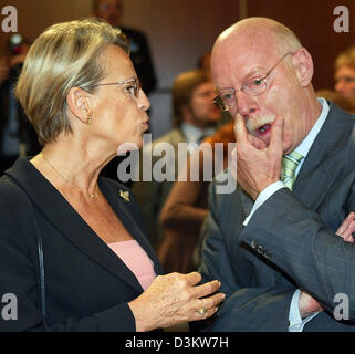 (Afp) - Le ministre allemand de la défense Peter Struck (SPD) parle à la ministre française de la Défense Michèle Alliot-Marie (L) au début de la conférence de l'OTAN à Berlin, mardi, 13 septembre 2005. Les ministres des Etats membres de l'OTAN confered lors de leur réunion informelle sur les efforts de maintien de la paix en Afghanistan. L'Allemagne a soumis une proposition visant à organiser une conférence auprès de tous les participants Banque D'Images