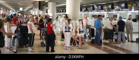 (Dpa) - faire la queue pour l'enregistrement à l'aéroport d'Alicante, Espagne, 12 juillet 2005. En 2004 8 571 281 voyageurs ont utilisé l'aéroport, qui a été ouvert en 1967. Près de 7 millions de passagers ont été les voyageurs internationaux pour la plupart de l'Allemagne, le Royaume-Uni et les Pays-Bas. Photo : Alexander Ruesche12.07.2005 Banque D'Images