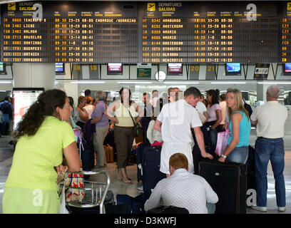 (Dpa) - faire la queue pour le check-in en face d'un écran à l'aéroport de Alicante, Espagne, 12 juillet 2005. En 2004 8 571 281 voyageurs ont utilisé l'aéroport, qui a été ouvert en 1967. Près de 7 millions de passagers ont été les voyageurs internationaux pour la plupart de l'Allemagne, le Royaume-Uni et les Pays-Bas. Photo : Alexander Ruesche12.07.2005 Banque D'Images