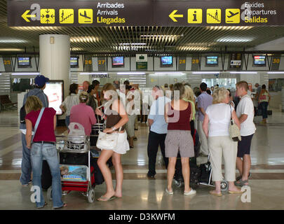 (Dpa) - faire la queue pour l'enregistrement à l'aéroport d'Alicante, Espagne, 12 juillet 2005. En 2004 8 571 281 voyageurs ont utilisé l'aéroport, qui a été ouvert en 1967. Près de 7 millions de passagers ont été les voyageurs internationaux pour la plupart de l'Allemagne, le Royaume-Uni et les Pays-Bas. Photo : Alexander Ruesche12.07.2005 Banque D'Images